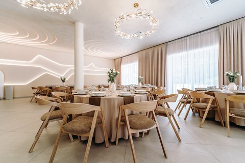 Elegancka sala Mi Amore przygotowana na rodzinne przyjęcie