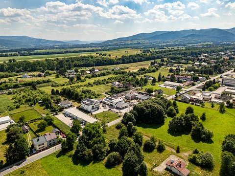 Widok z lotu ptaka na Mi Amore w Żywcu i panoramę Beskidów
