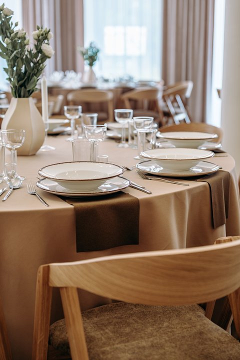 Eleganckie nakrycie stołu w beżowej kolorystyce w Mi Amore