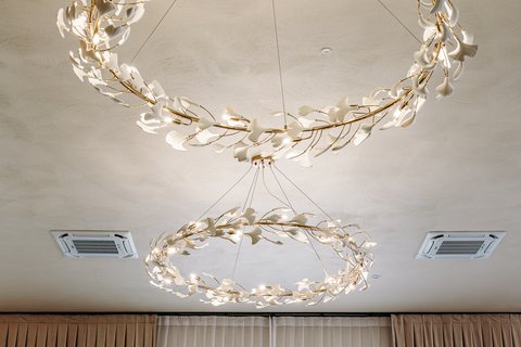 Pierścieniowe lampy i subtelne oświetlenie wnętrza Mi Amore