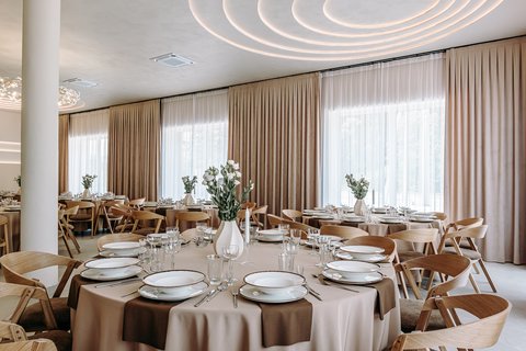 Okrągłe stoły z elegancką zastawą w sali Mi Amore